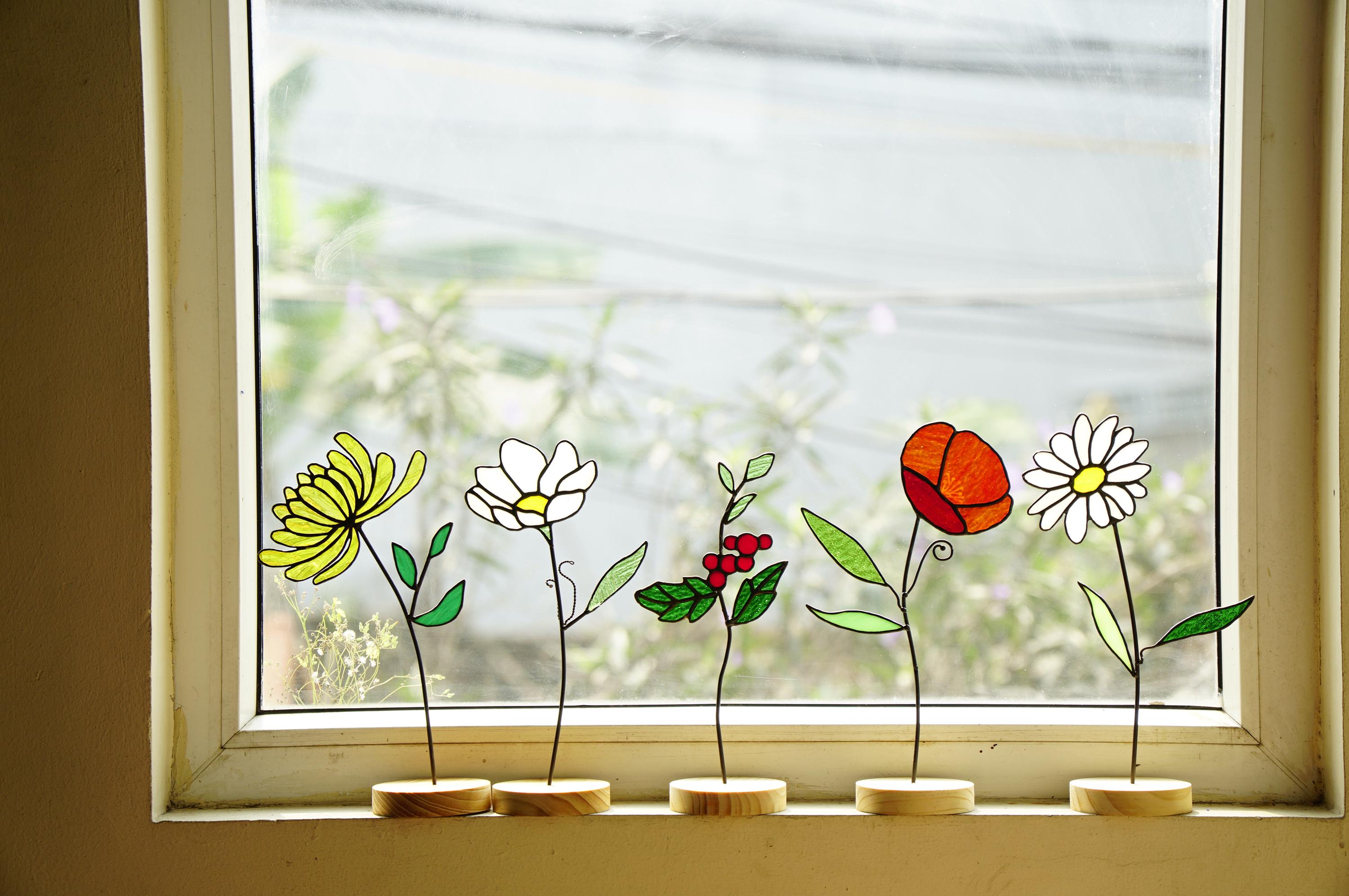 Stained Glass Poppy Flower Art bonus mom gift, radiant Poppy Sun catcher Unique Home Decor, Thoughtful Glass Poppies Christmas Gift for Mom