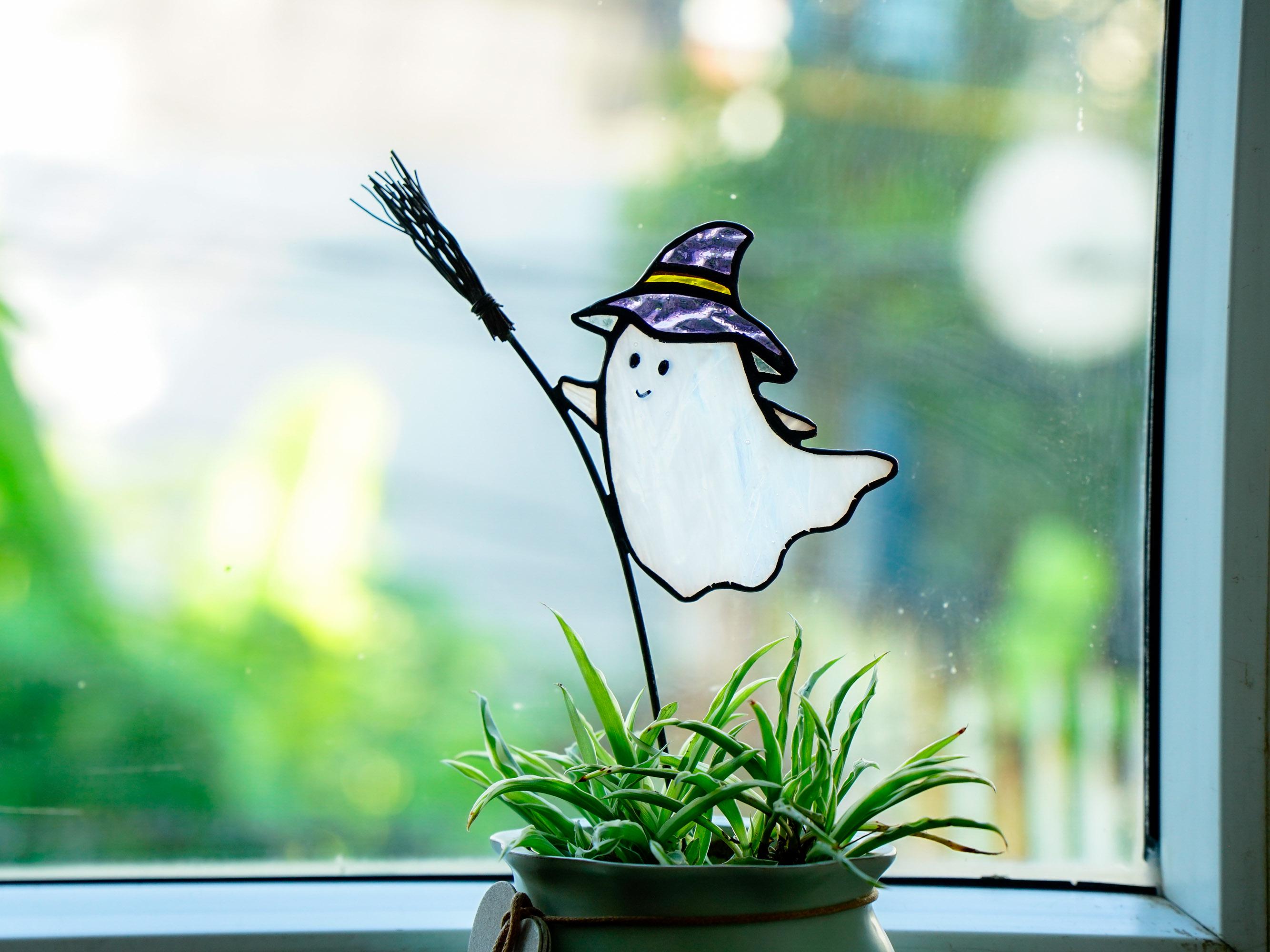 Stained Glass Ghost Suncatcher - Spooky Halloween Decor, Gothic & Witchy Decor, Handmade Glass Art, Tiffany Method Window Hanging, Home Gift